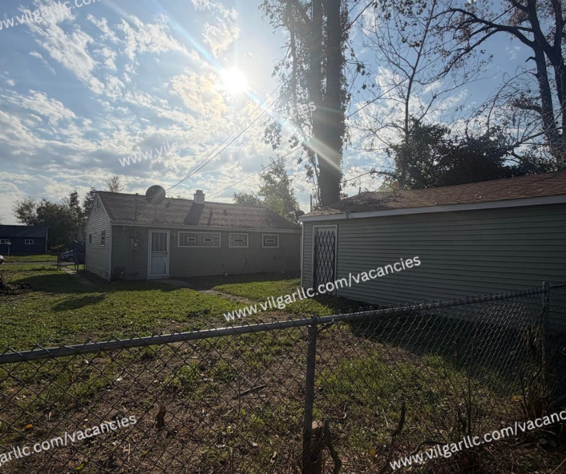 2700 Central Dr - Photo 2 of 18