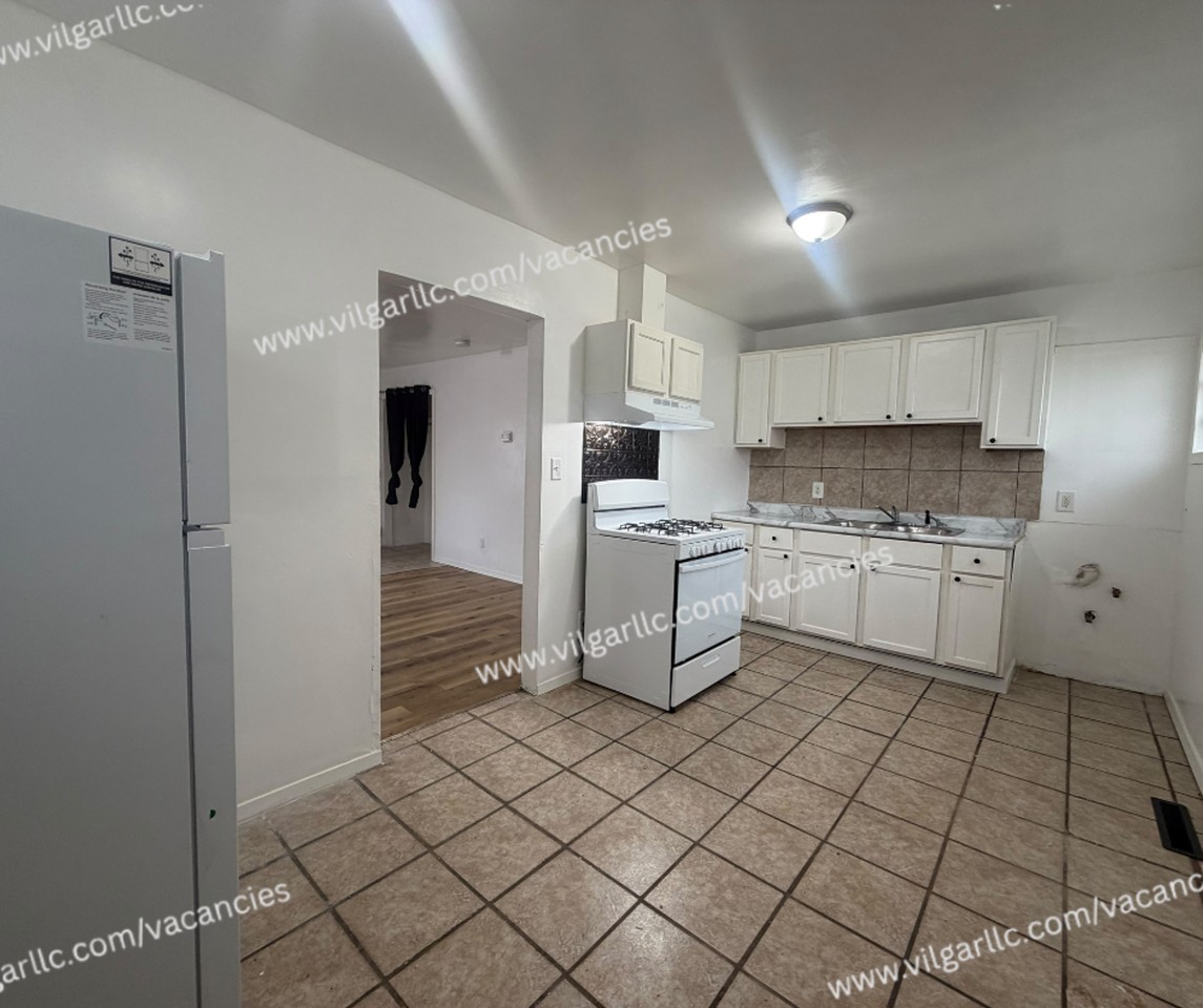 2700 Central Dr - Photo 3 of 18