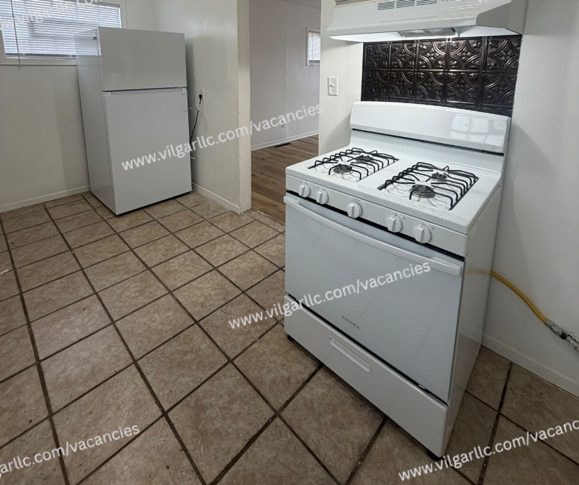 2700 Central Dr - Photo 5 of 18
