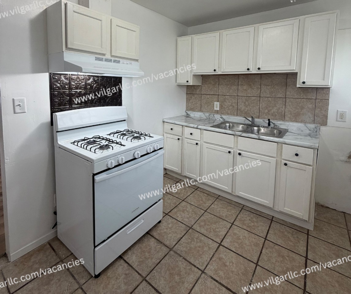 2700 Central Dr - Photo 6 of 18