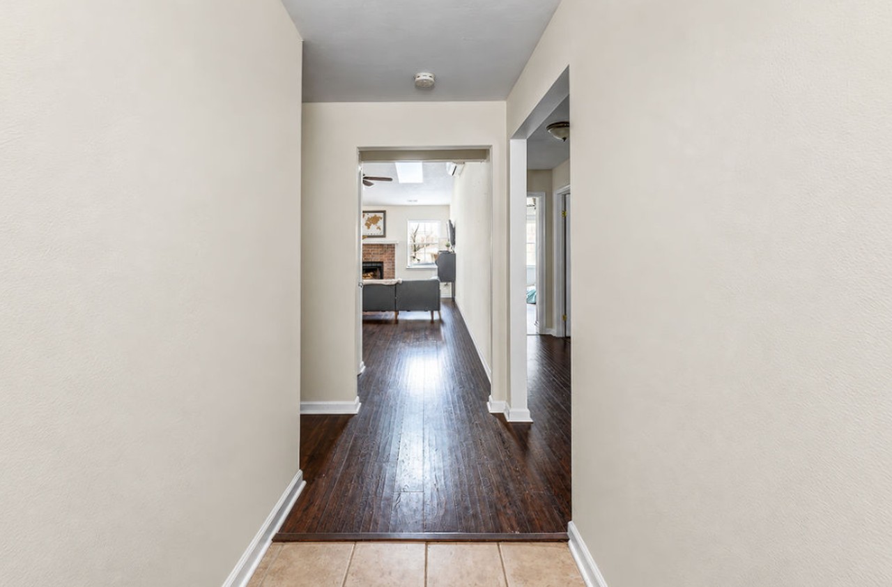 2038 Ealing Cres - Photo 2 of 26