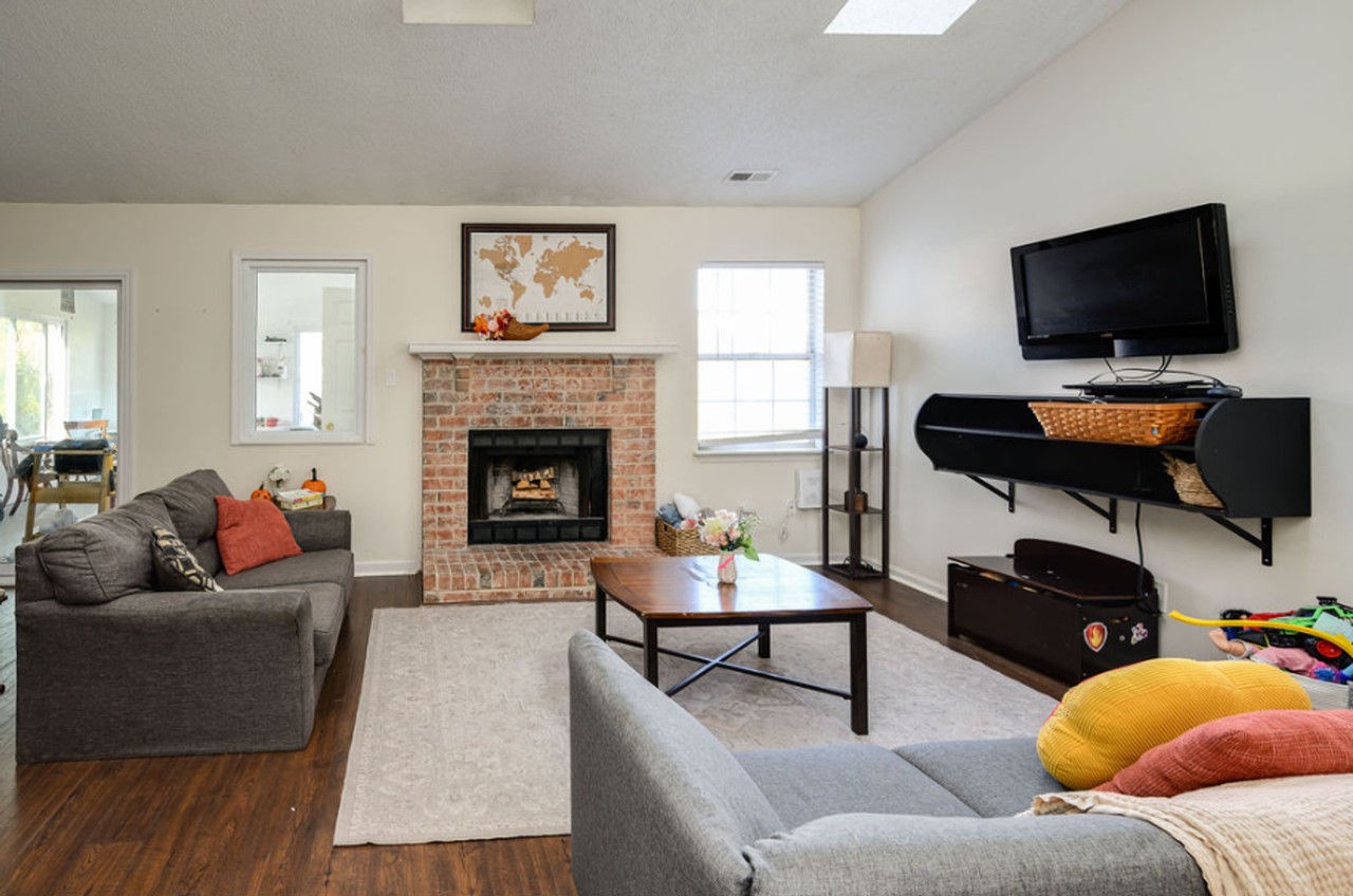 2038 Ealing Cres - Photo 3 of 26