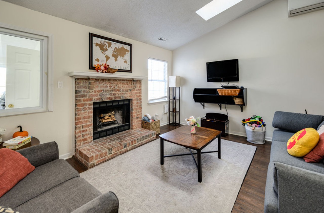 2038 Ealing Cres - Photo 4 of 26