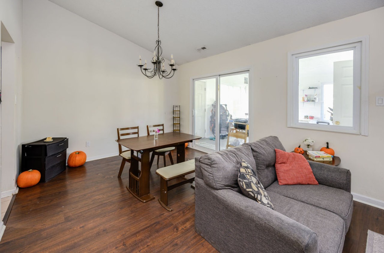 2038 Ealing Cres - Photo 5 of 26