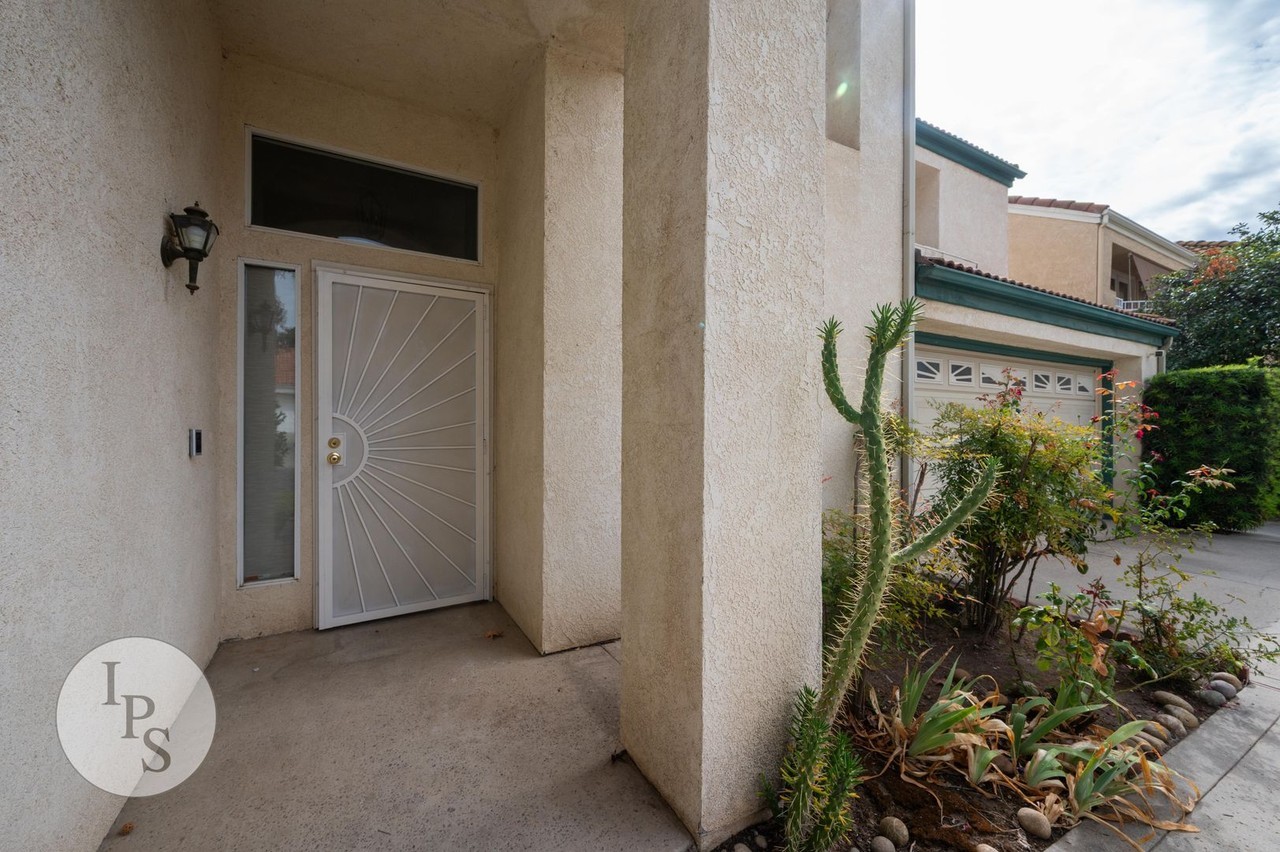 10474 N Camarillo Dr - Photo 4 of 34