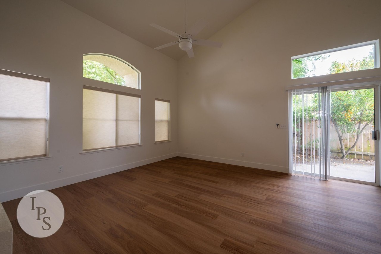 10474 N Camarillo Dr - Photo 5 of 34