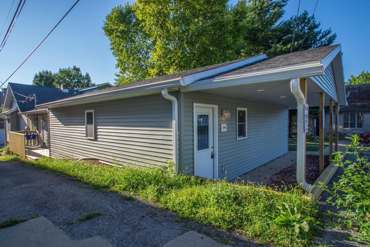 209 N Madison St - Photo 2 of 14