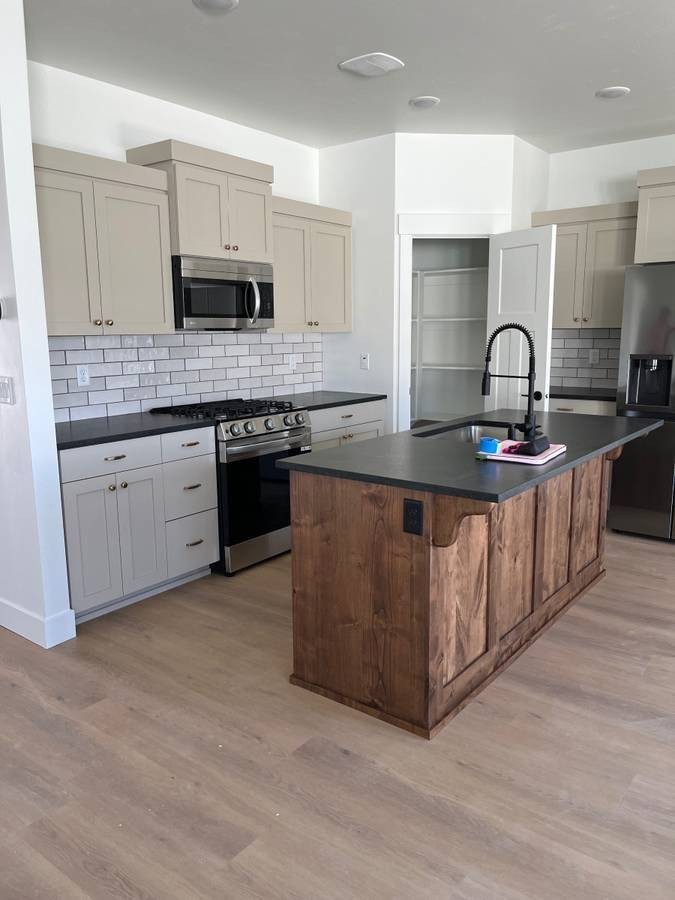 582 Cutler  Ave - Photo 5 of 9