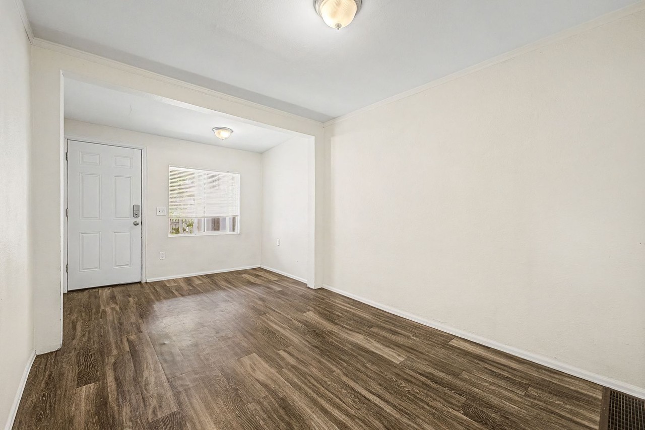 4731 Vine St - Photo 4 of 20