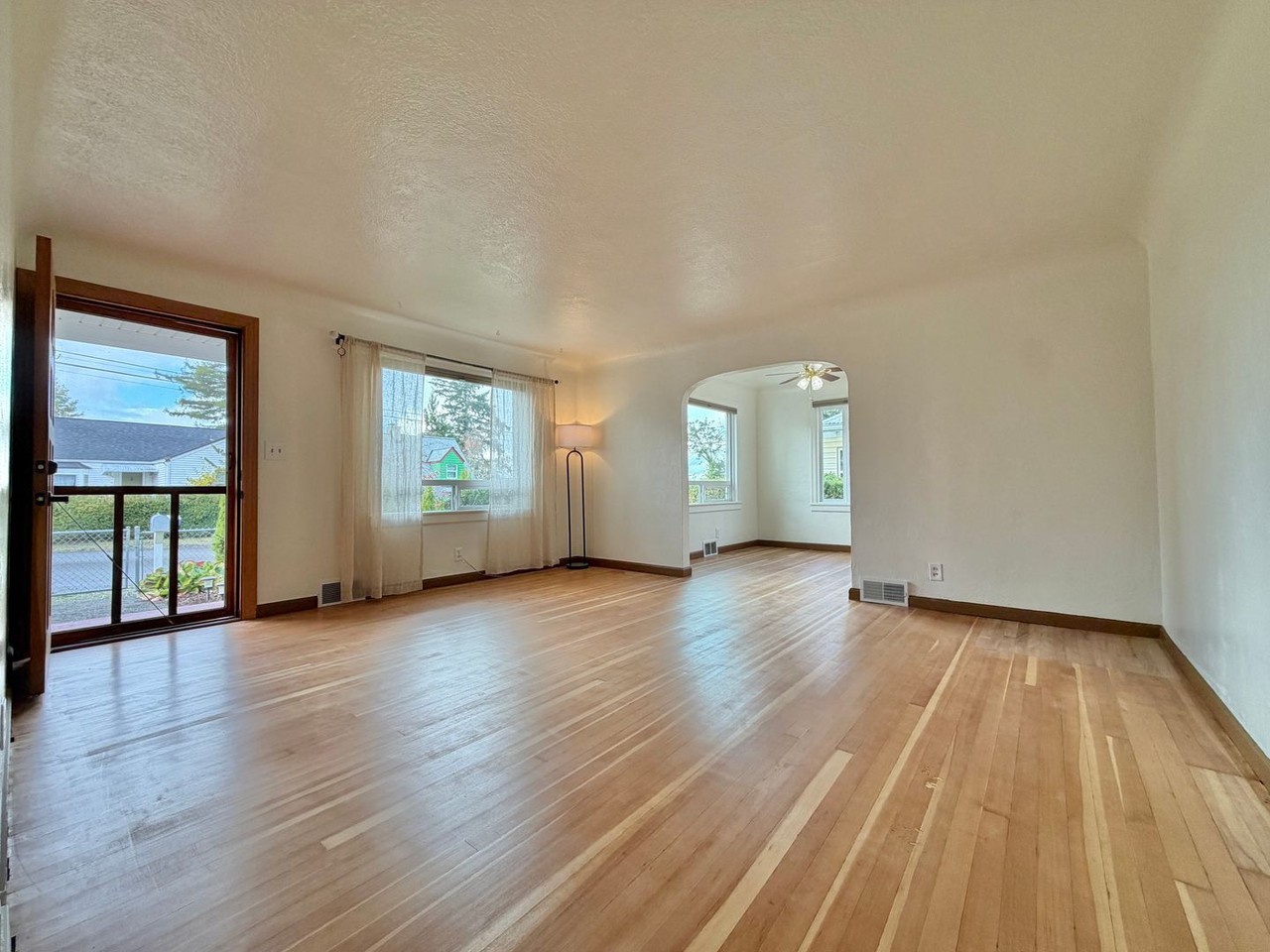 2106 N Lafayette Ave - Photo 4 of 33