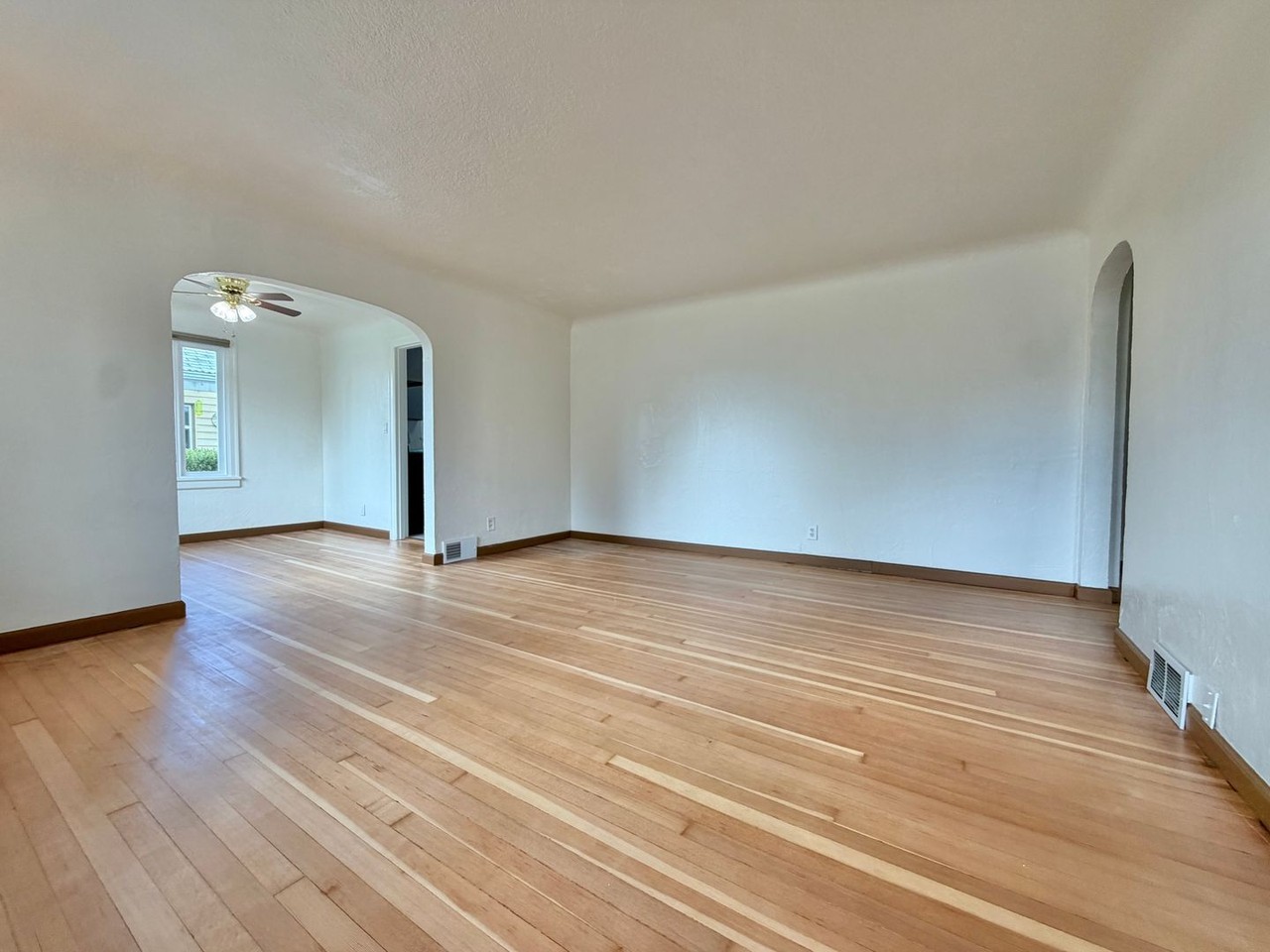 2106 N Lafayette Ave - Photo 5 of 33