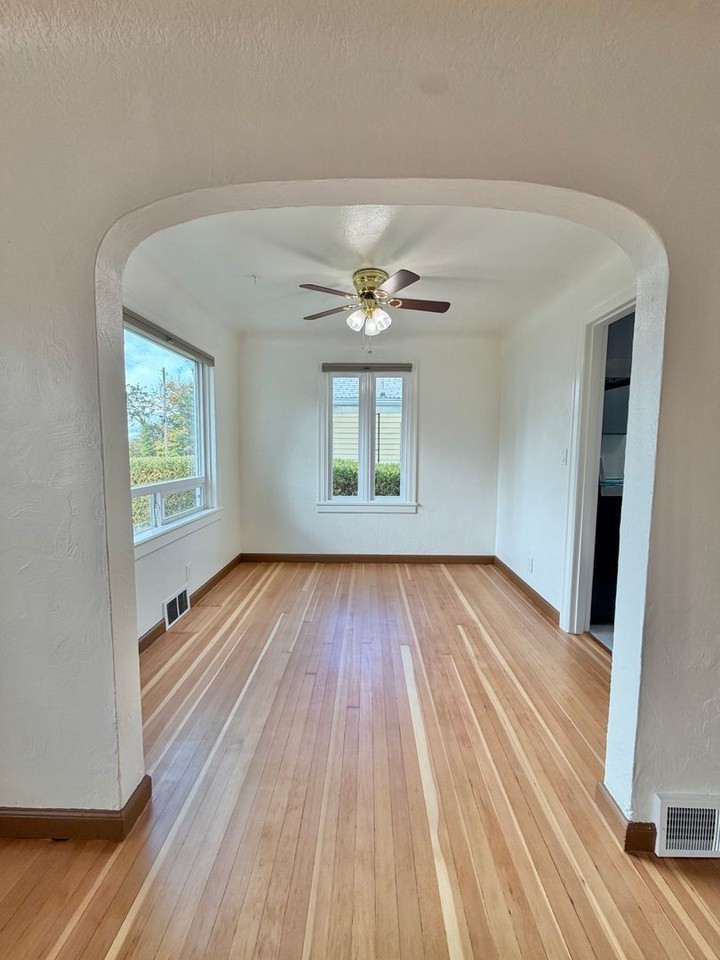 2106 N Lafayette Ave - Photo 6 of 33