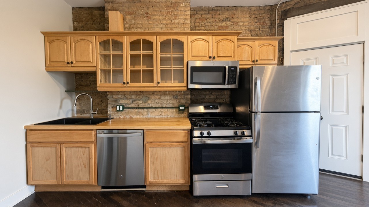 3803 N Clark St #2 - Photo 2 of 8