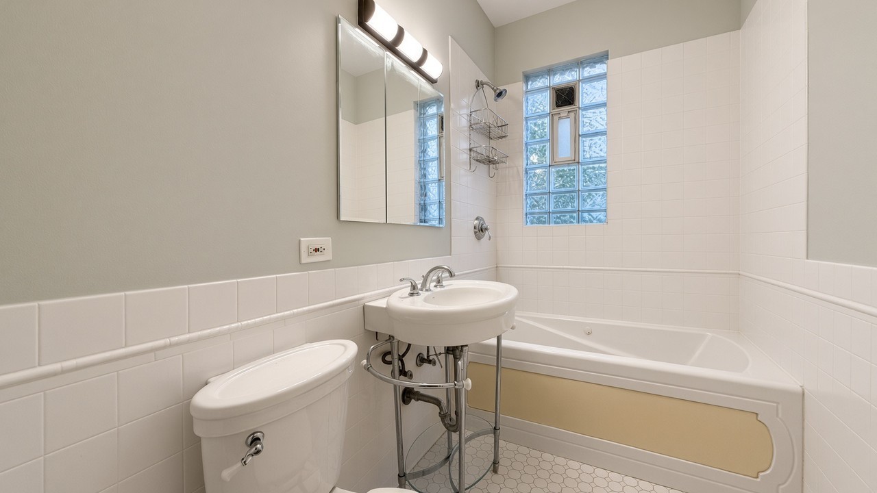 3919 N Southport Ave #2 - Photo 6 of 8