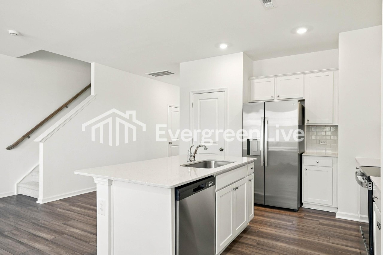 265 Carnation Ave - Photo 5 of 15