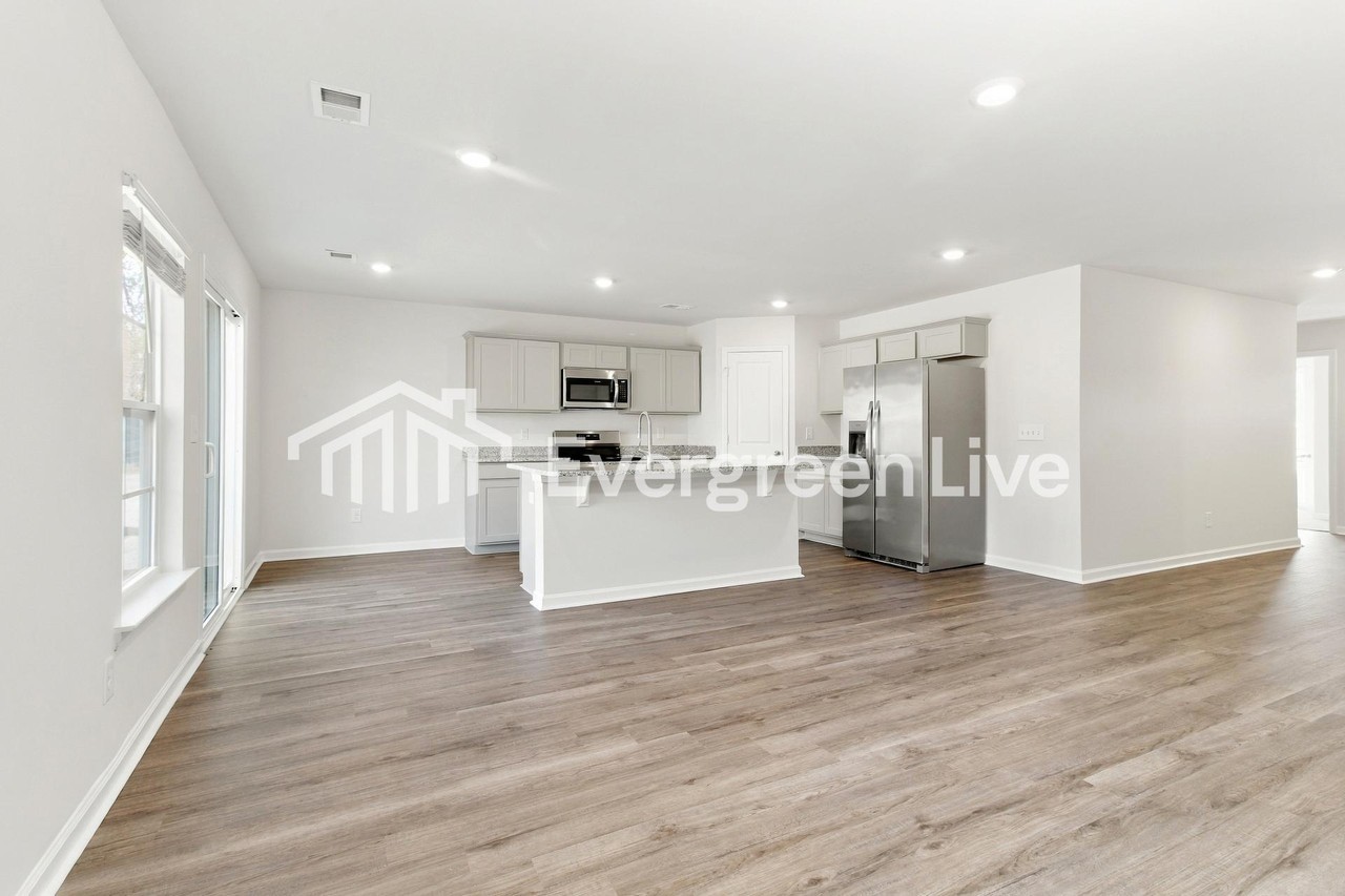 906 Citation St - Photo 4 of 16