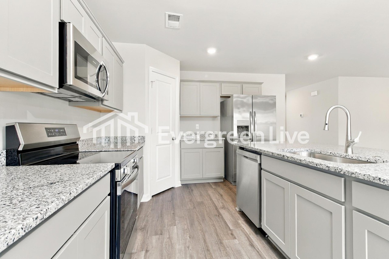 906 Citation St - Photo 6 of 16