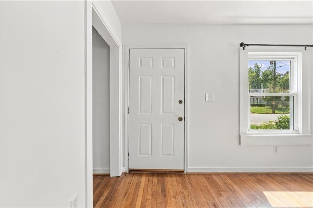1666 May Ave Se - Photo 3 of 44