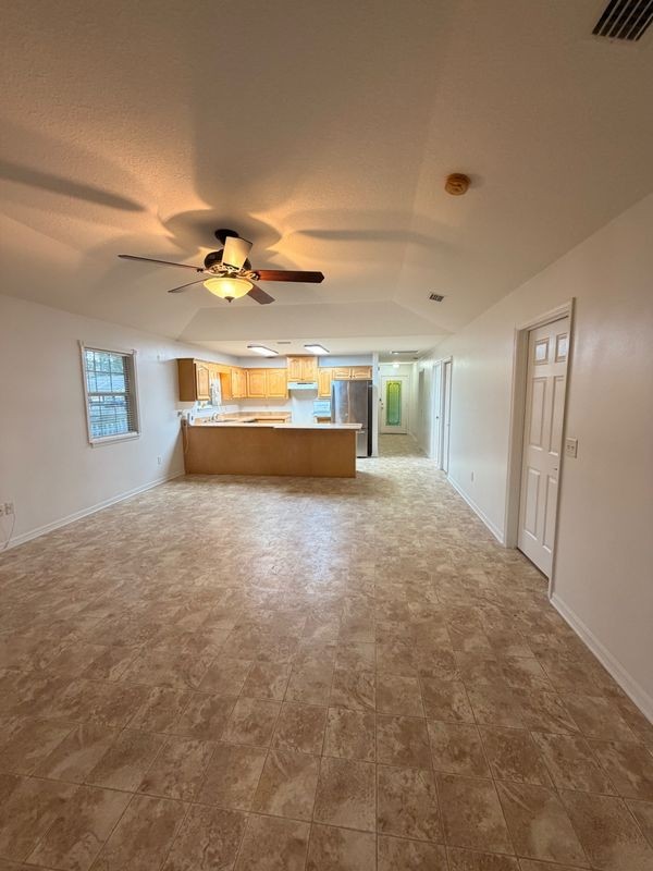 219 Bradford Dr - Photo 5 of 15
