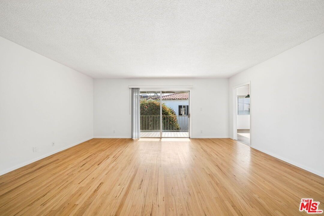 833 9th St ##D - Photo 2 of 27