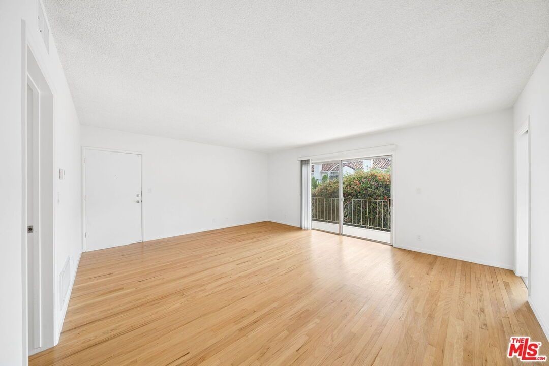 833 9th St ##D - Photo 4 of 27