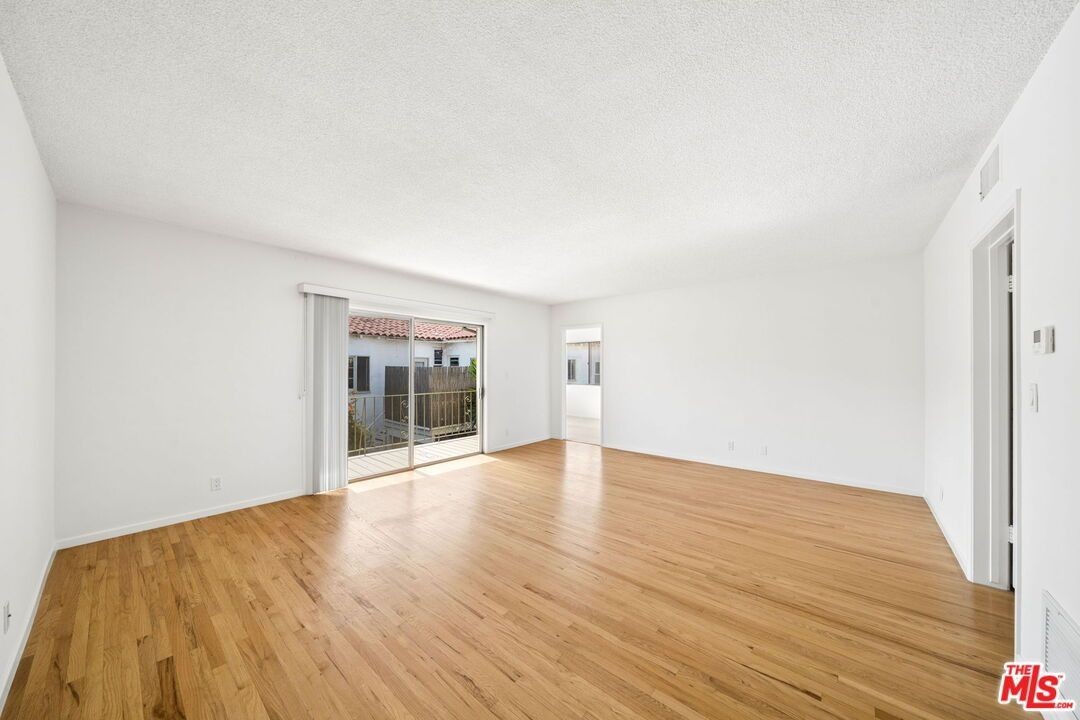 833 9th St ##D - Photo 5 of 27