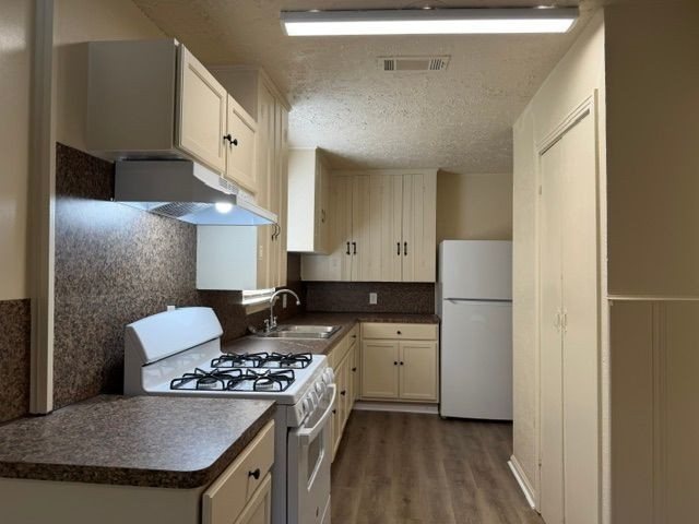 1603 Harding St - Photo 6 of 21