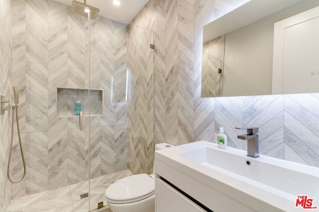 4826 Pickford St - Photo 5 of 47