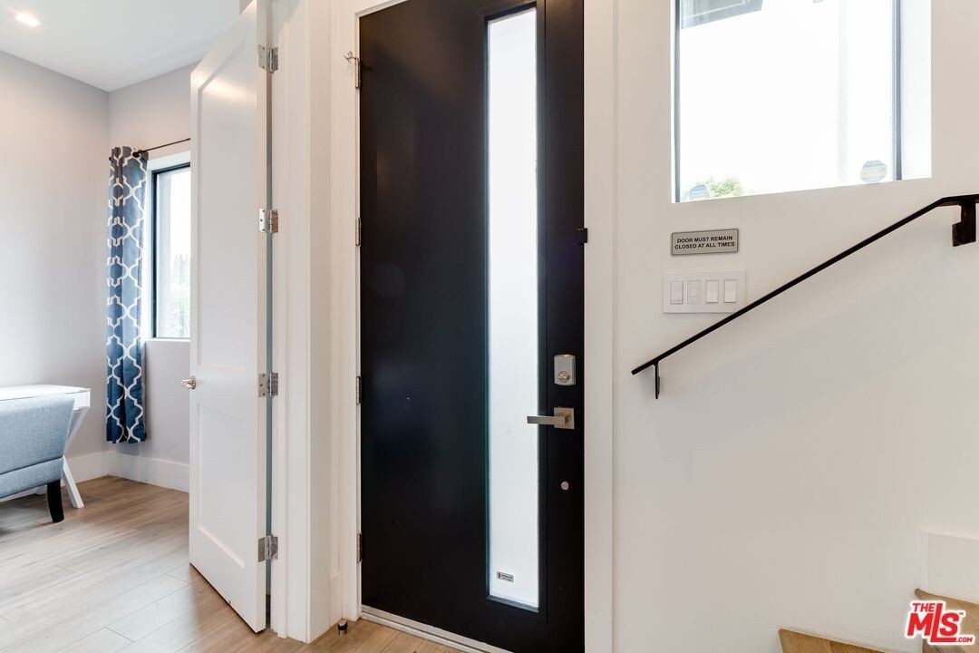 4826 Pickford St - Photo 6 of 47