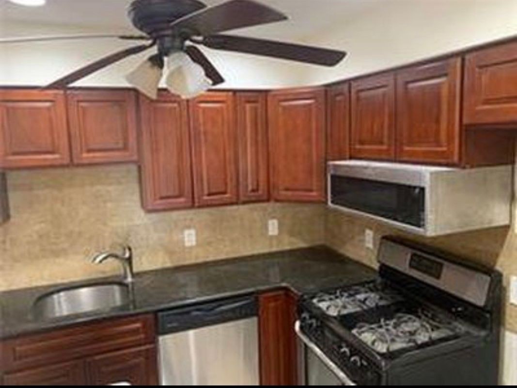 2565 E 17th St ##1b - Photo 2 of 5