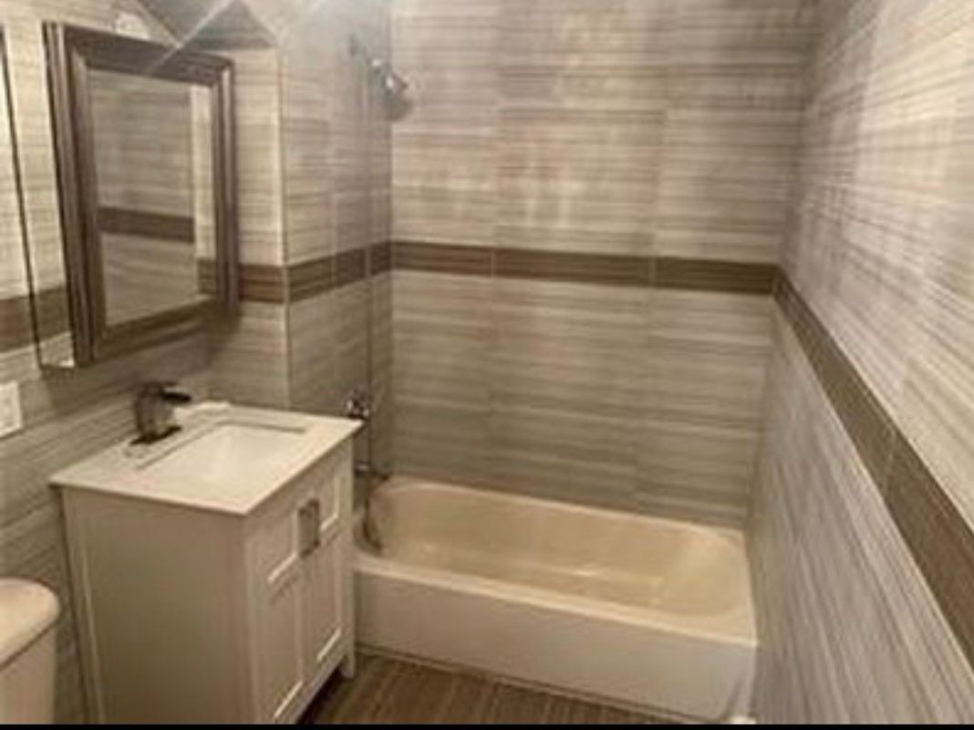 2565 E 17th St ##1b - Photo 3 of 5