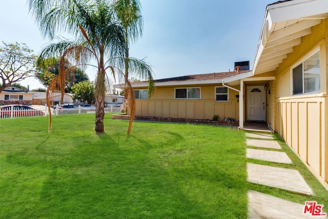 11257 Collett Ave - Photo 4 of 50