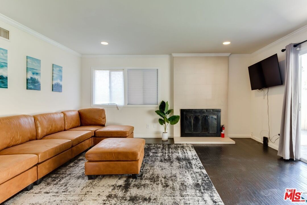11257 Collett Ave - Photo 5 of 50