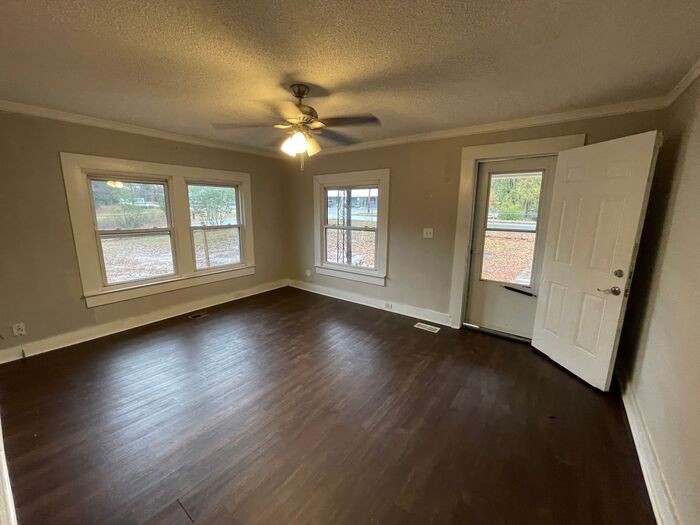 1401 Linwood Rd - Photo 4 of 9