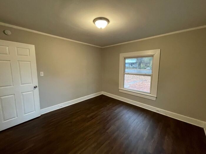 1401 Linwood Rd - Photo 5 of 9
