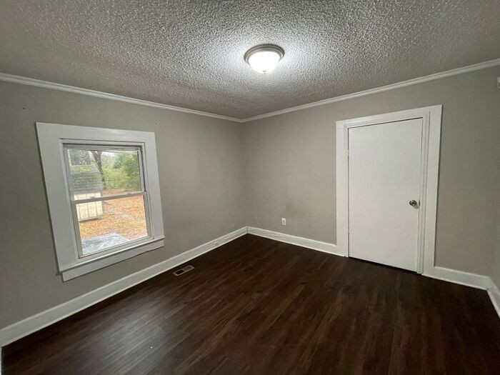 1401 Linwood Rd - Photo 6 of 9