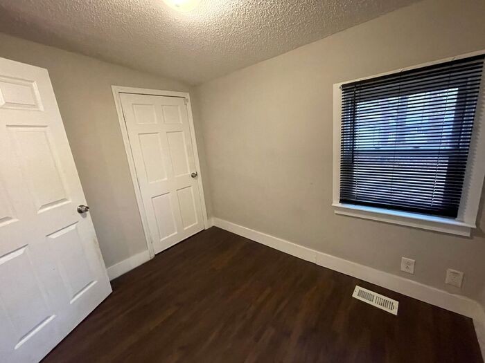 1401 Linwood Rd - Photo 7 of 9