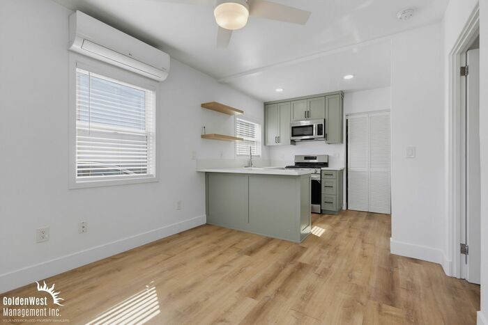 3071 Hawthorn St #B - Photo 3 of 22
