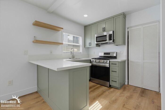 3071 Hawthorn St #B - Photo 4 of 22