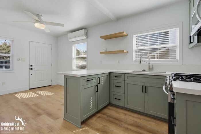 3071 Hawthorn St #B - Photo 5 of 22