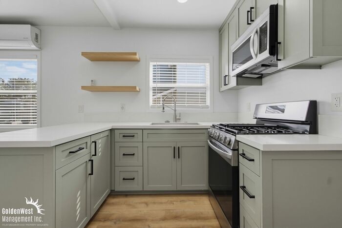 3071 Hawthorn St #B - Photo 6 of 22
