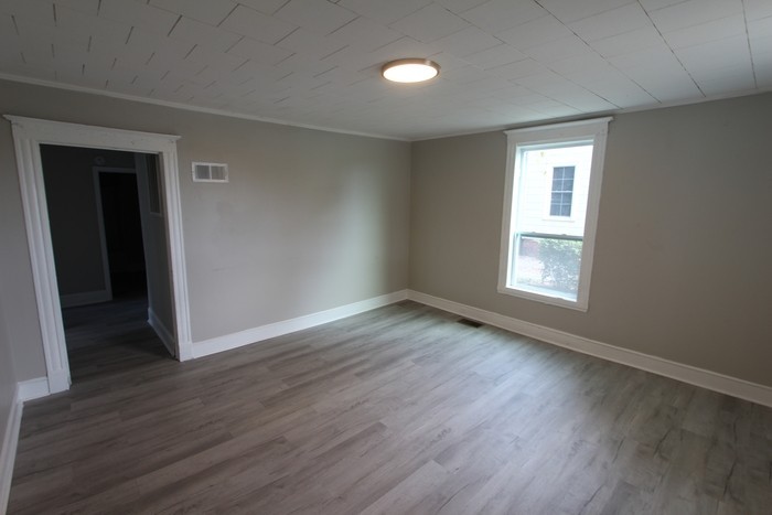 712 White St W - Photo 3 of 10