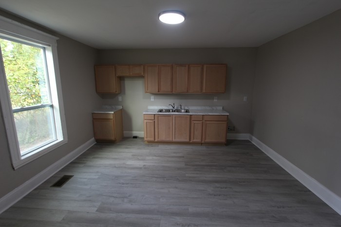 712 White St W - Photo 4 of 10