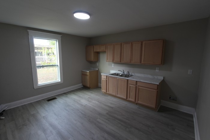 712 White St W - Photo 5 of 10