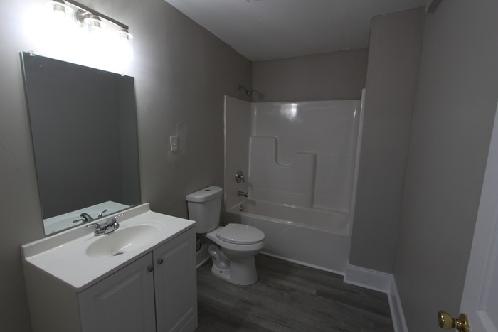 712 White St W - Photo 6 of 10