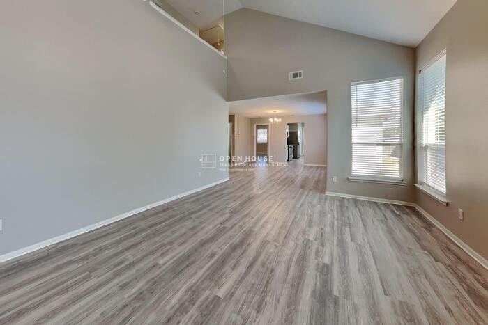 2447 Fox River Ln - Photo 4 of 21