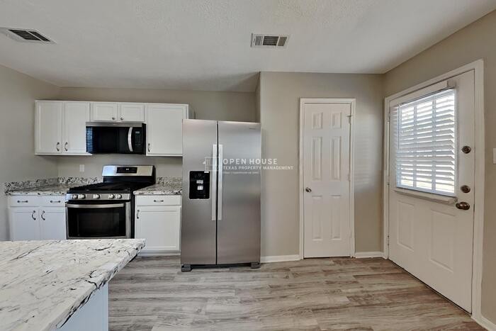 2447 Fox River Ln - Photo 6 of 21