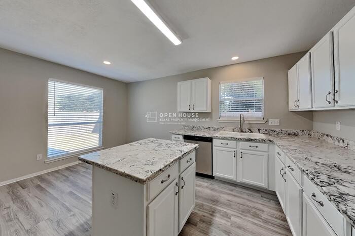 2447 Fox River Ln - Photo 7 of 21