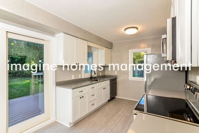 5306 Hampshire Ave N - Photo 7 of 17