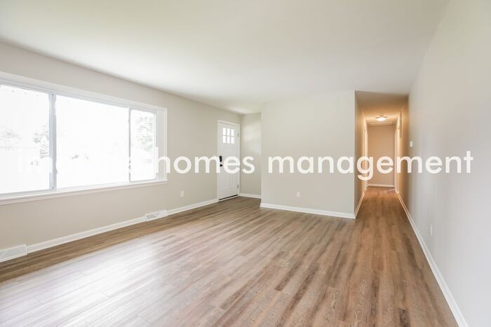 5896 Suwanee Dr - Photo 4 of 14